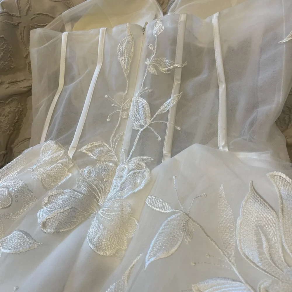 Brand new size 10 elegant beautiful wedding dress